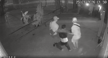 Camera ghi cảnh nam thanh niên bị nhóm người đánh gục tại nhà dân