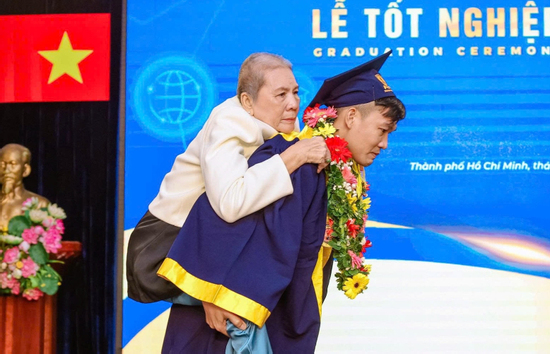 Cha mất trước ngày bảo vệ luận văn, nam sinh cõng mẹ nhận bằng tốt nghiệp xuất sắc