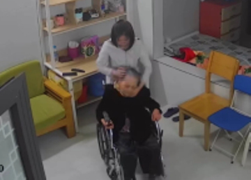 Điều tra vụ nữ giúp việc bạo hành cụ bà ngồi trên xe lăn