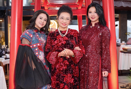 Mẹ ruột và em dâu Thanh Lam gây chú ý