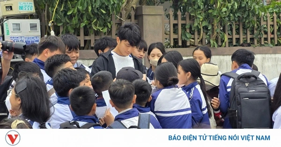 Người hâm mộ quê nhà nồng nhiệt chào đón sự trở về của thủ thành Cao Văn Bình