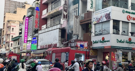 Cháy nhà 5 tầng ở trung tâm TPHCM
