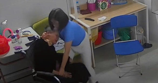 Khởi tố người giúp việc bạo hành cụ bà 90 tuổi