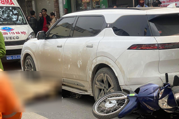 Ô tô đi lùi đâm 2 người trên phố ở Hà Nội, 1 nạn nhân tử vong tại chỗ