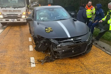 Tiền đạo Tottenham tai nạn xe hơi, chiếc Ferrari biến dạng