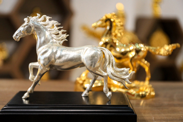 Chiêm ngưỡng tượng ngựa đúc từ gần 17 cây bạc, giá gần trăm triệu đồng
