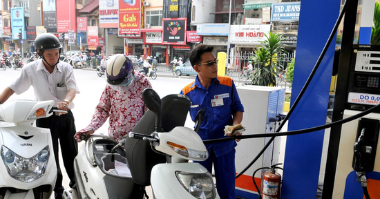 Giá xăng đảo chiều đi lên, RON95 sát mốc 19.000 đồng/lít