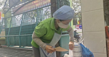 Vụ nghi thịt hết hạn: Hiệu trưởng 'rụng rời tay chân', phụ huynh đưa cơm trưa cho con