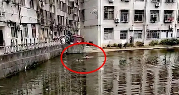 Chàng trai lao xuống ao nước sâu giữa trời lạnh, cứu sống bé trai 4 tuổi