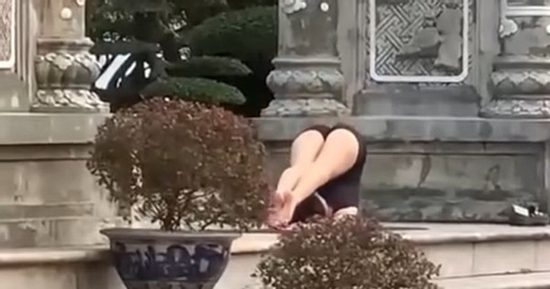 Cô gái mặc hở hang tập Yoga phản cảm ở chùa Linh Ứng