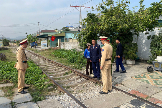 Gia đình nổi lửa nướng đồ ăn trên đường sắt Quảng Ninh, đăng TikTok, bị CSGT xử phạt