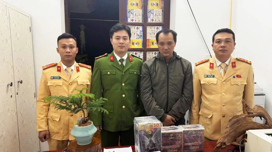 Phát hiện tài xế xe đầu kéo dương tính ma túy, tàng trữ pháo lậu