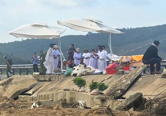 Tang thương vùng quê nghèo sau vụ sập bờ kè cướp đi sinh mạng 2 cặp vợ chồng