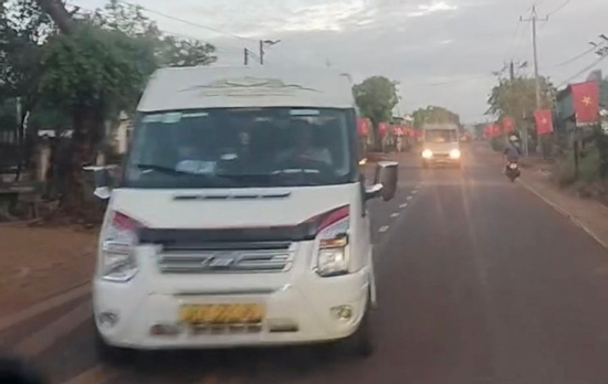 Xe khách 16 chỗ tạt đầu, chặn xe đối diện trên Quốc lộ 14C gây bức xúc