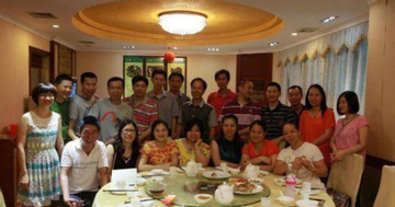 Bị khinh thường vì đi họp lớp trong bộ đồ công nhân, người đàn ông khiến bạn cũ xấu hổ bằng 1 hành động