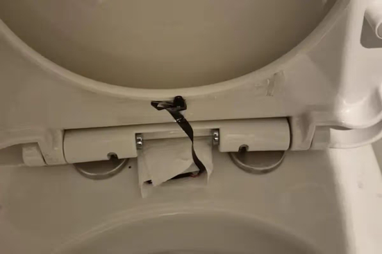 Hoảng loạn khi phát hiện camera quay lén ở bồn cầu chuỗi nhà hàng nổi tiếng