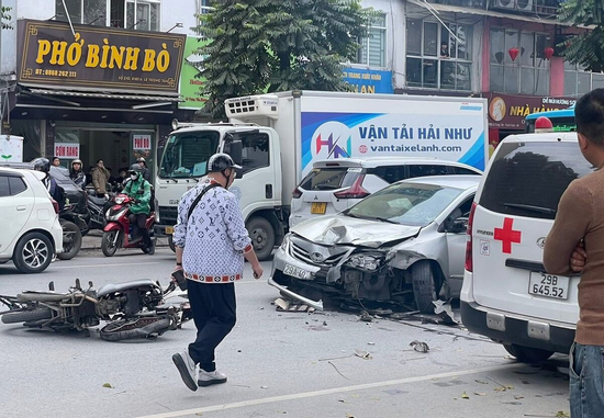 Ô tô con tông liên hoàn trên phố Hà Nội, 3 người bị thương