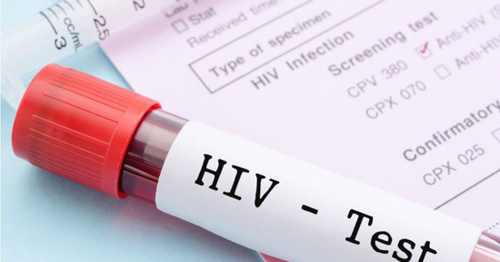 Đi khám vì đau họng dai dẳng, mảng trắng lan nhanh trong miệng, cô gái bất ngờ phát hiện HIV