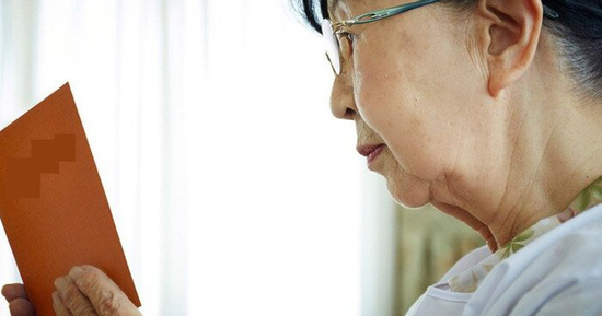 Đòi mẹ chồng giao 80% lương hưu để nuôi cháu, con dâu bàng hoàng khi bố chồng nói 1 câu