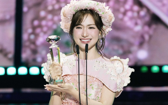 Hòa Minzy khóc nhắn nhủ con trai khi thắng lớn tại Làn Sóng Xanh 2025