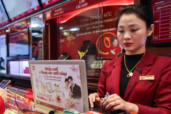 Giá vàng tụt hàng chục triệu/lượng, điều nhà đầu tư không thể bỏ qua