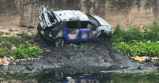 Ô tô lao xuống sông Nhuệ lúc rạng sáng do tài xế ngủ gật