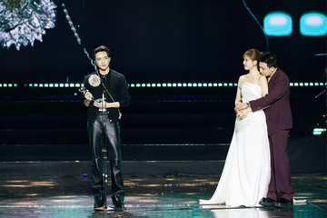 Trấn Thành ôm ấp Hari Won trong lúc Soobin phát biểu