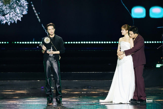 Trấn Thành ôm ấp Hari Won trong lúc Soobin phát biểu