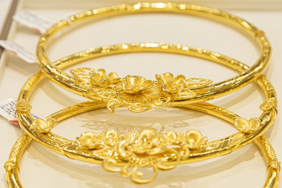 Giá vàng hôm nay 4/1: Vàng thế giới duy trì trên ngưỡng 4.300 USD/ounce