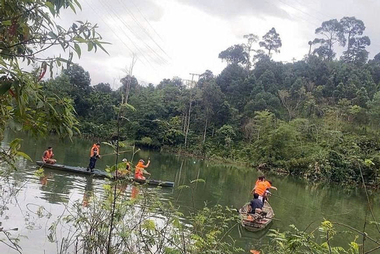 Lật ghe chở 7 người trên sông ở Đà Nẵng, một người chết đuối