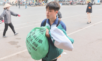 Ngày cuối nghỉ Tết Dương lịch, người dân lỉnh kỉnh bê quà quê trở lại Hà Nội