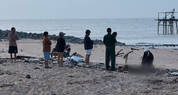 Tìm thấy thi thể thiếu niên sau vụ chìm tàu cá, người mẹ gào khóc bên bờ biển