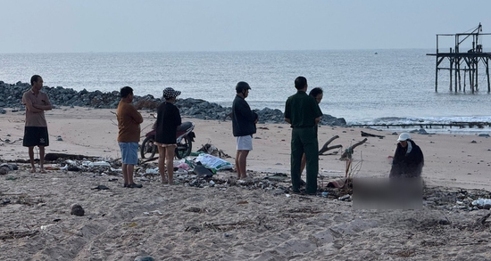 Tìm thấy thi thể thiếu niên sau vụ chìm tàu cá, người mẹ gào khóc bên bờ biển