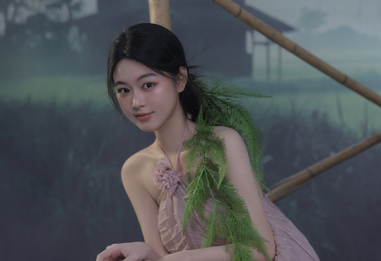 Con gái MC Quyền Linh lại 'gây thương nhớ' với áo yếm cách điệu