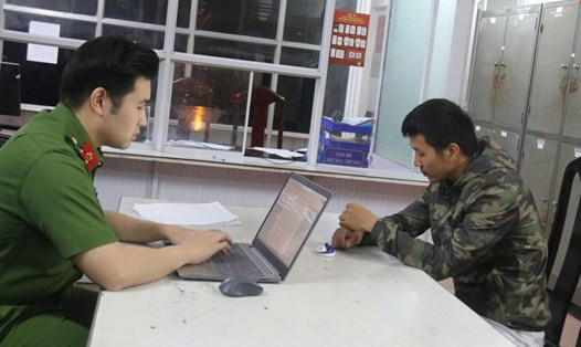 Công an làm việc với tài xế taxi tráo tiền du khách ở Nha Trang