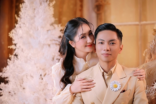 Khánh Thi khoe ảnh Tết lúc nhỏ nhưng lời nhắn gửi của Phan Hiển lại 'dậy sóng' MXH