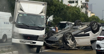 Ô tô lật ngửa trên đại lộ ở TPHCM, giao thông ùn tắc 2km