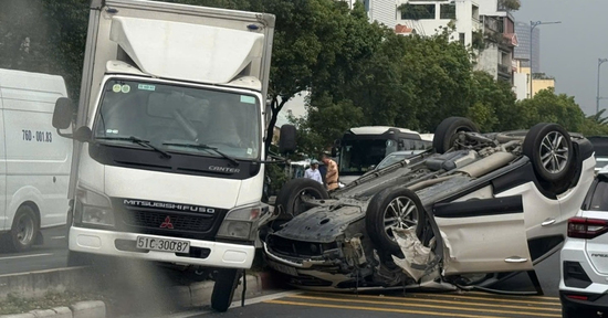 Ô tô lật ngửa trên đại lộ ở TPHCM, giao thông ùn tắc 2km