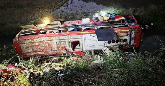 Vụ lật xe khách chở 22 người: Danh tính và lời khai của tài xế