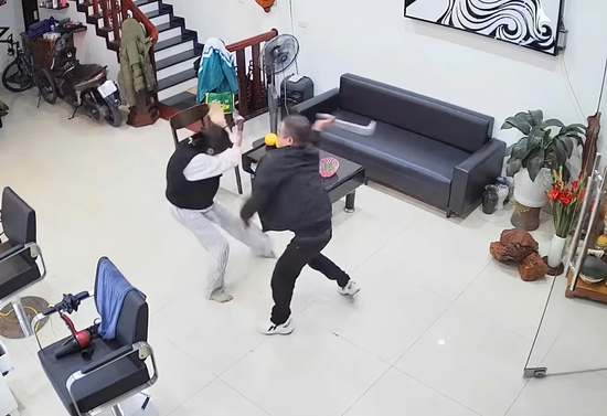Chồng vào quán cắt tóc truy sát vợ con ở Bắc Ninh