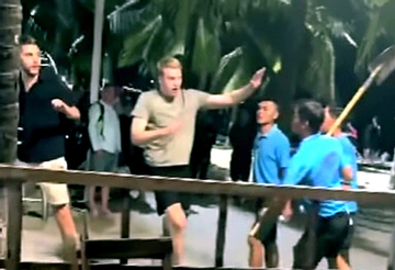Đình chỉ quán bar ở Nha Trang sau vụ nhân viên cầm xẻng đe dọa khách nước ngoài