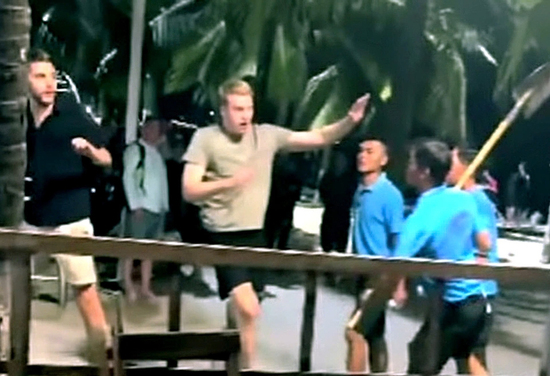 Đình chỉ quán bar ở Nha Trang sau vụ nhân viên cầm xẻng đe dọa khách nước ngoài