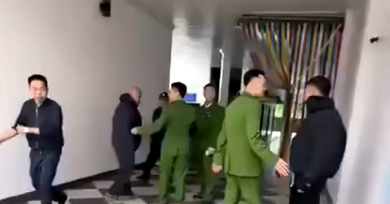 Hà Nội: 2 khách nam làm việc với công an sau màn cãi vã với chủ nhà nghỉ vì chiếc chăn