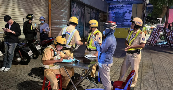 Hiểu đúng về việc khấu trừ lương khi không đóng phạt vi phạm giao thông