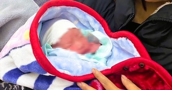 Bé gái sơ sinh bị bỏ rơi, cơ thể tím tái trong giá rét