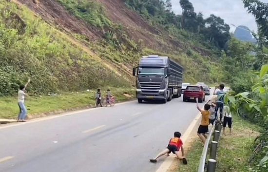Cảnh báo tình trạng trẻ em lao ra đường 'nhảy múa' với xe tải