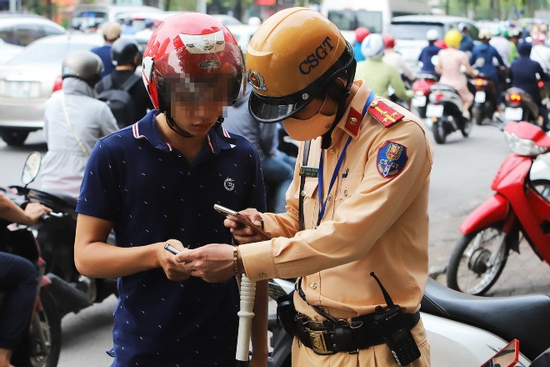 CSGT có kiểm tra giấy khám sức khỏe của tài xế không?