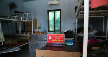 Gậy gỗ vứt ở Trung tâm Công tác xã hội Hải Hà sau khi giám đốc bị bắt