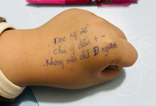 Lo con đi thi hay nhầm, mẹ viết 'phao' lên tay con khiến dân mạng thích thú