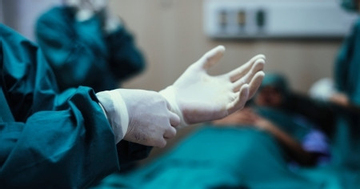 Người đàn ông vào cấp cứu lúc nửa đêm, bác sĩ nói 'vừa giận vừa thương'